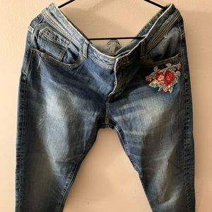 Jeans with flowers embroideries - Jeans avec broderies florales